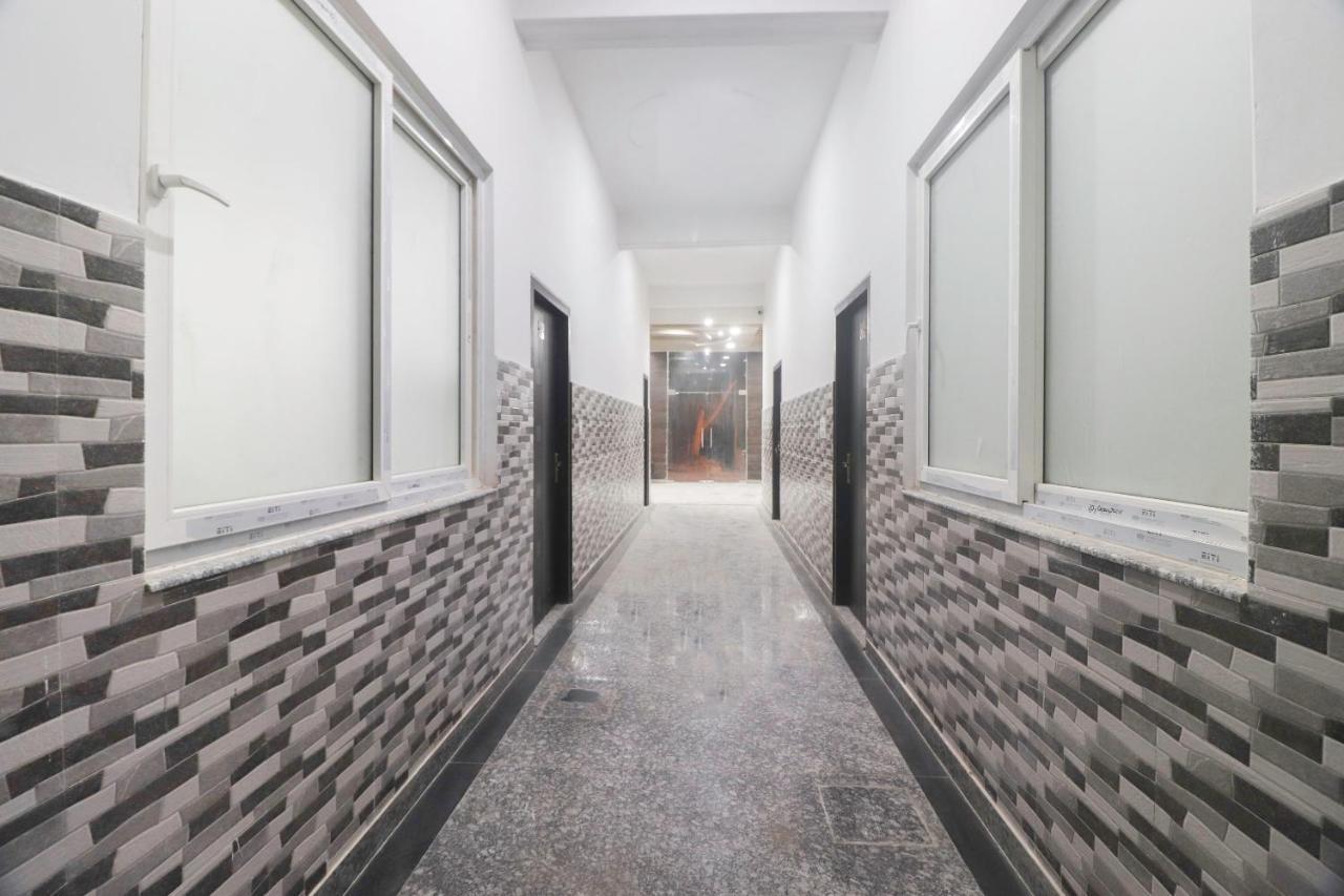 Oyo 67215 Shri Hari Radha Palace Hotel 3*