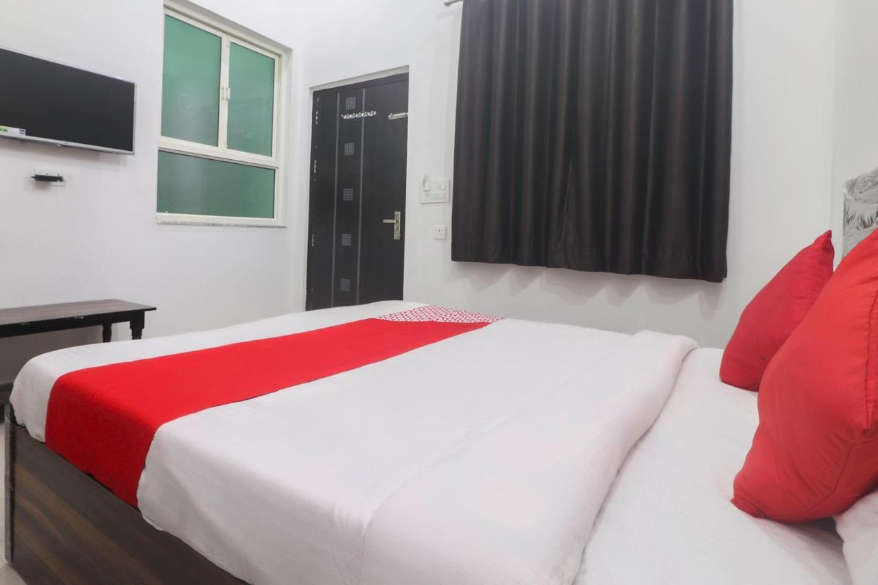 Oyo 67215 Shri Hari Radha Palace 3*
