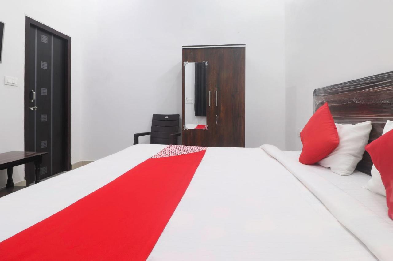 Oyo 67215 Shri Hari Radha Palace Hotel 3*