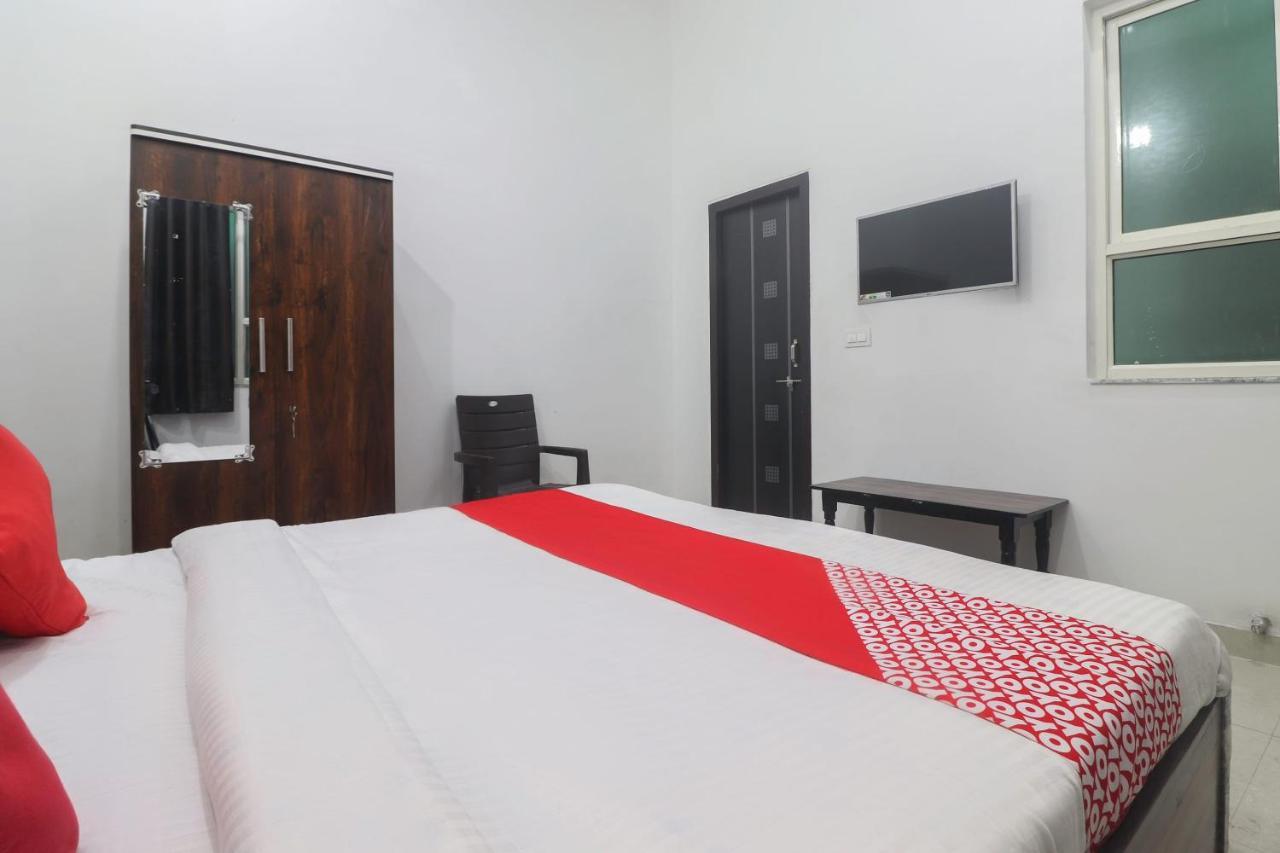 Oyo 67215 Shri Hari Radha Palace